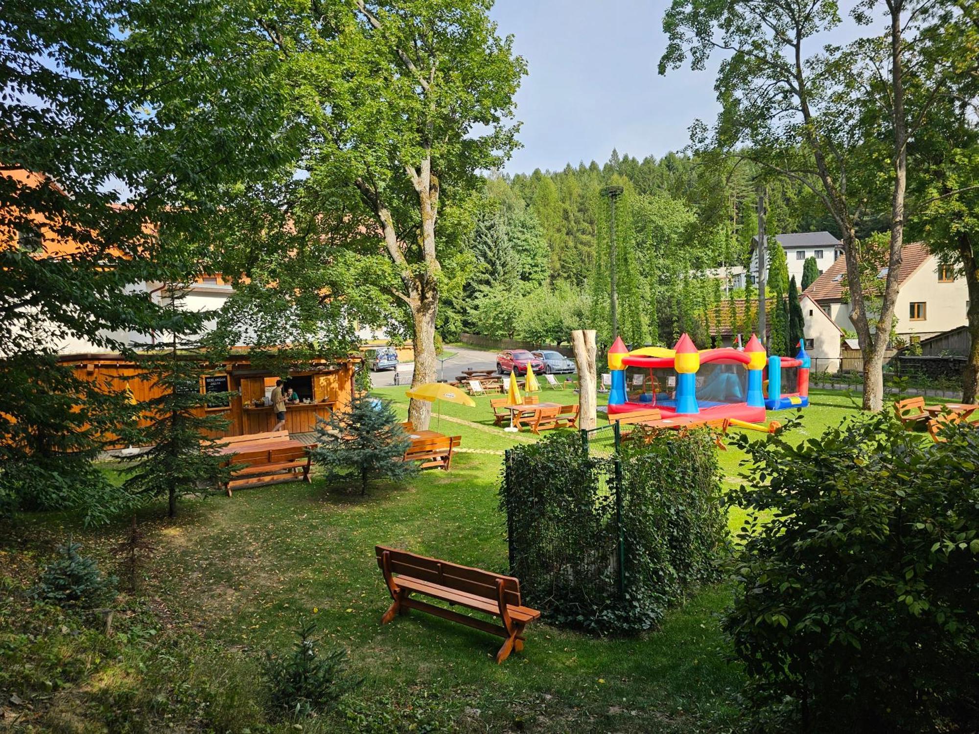 Balonovy Hotel A Pivovar Radesin Exterior foto